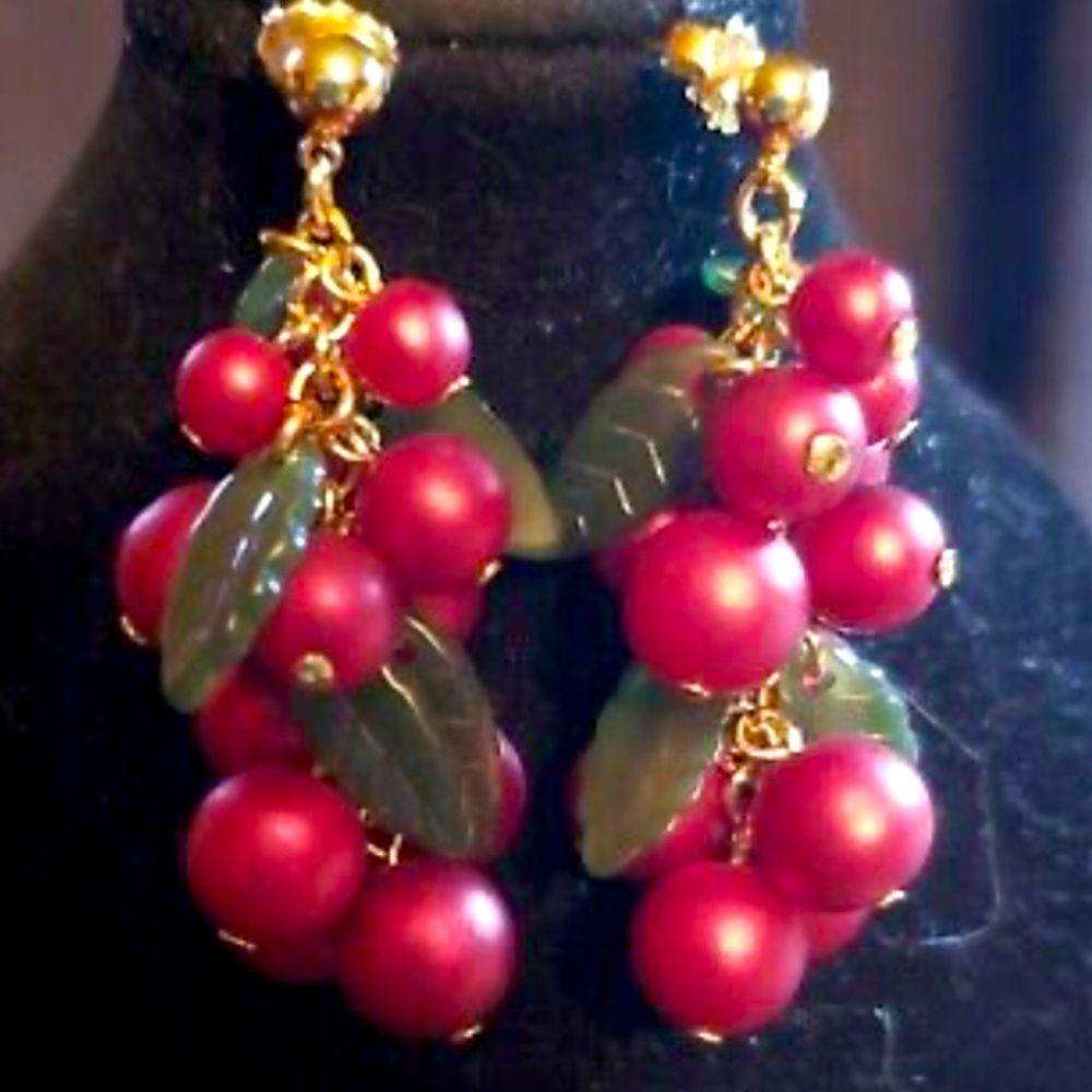 Vintage Avon Gold Tone Red Berry Bead Dangle Earrings Pierced